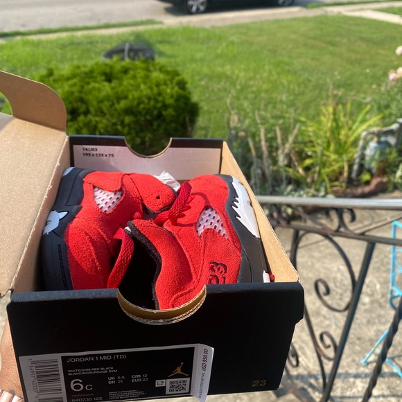 Kids Jordan’s - Picture 2 of 4